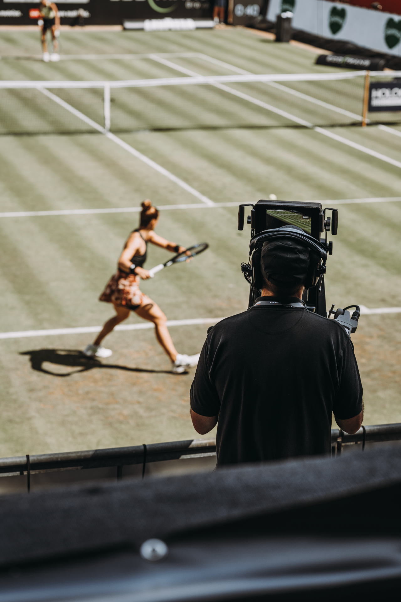 Behind the Scenes — Tennis · Rasen · Position halten. Bildmaterial am Set.